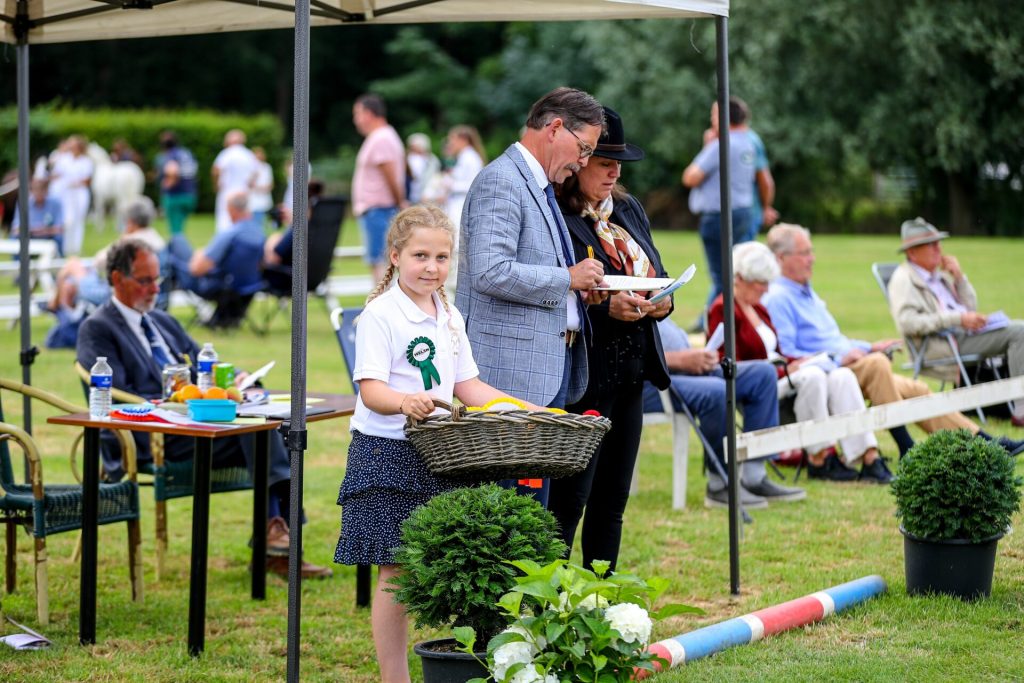 juryleden en lintenmeisje