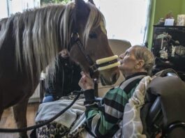 Wildzang's Larissa op bezoek bij de 92-jarige heer Muntz in het verzorgingstehuis.
